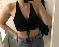 czarny crop top zakładany na szyi sinsay