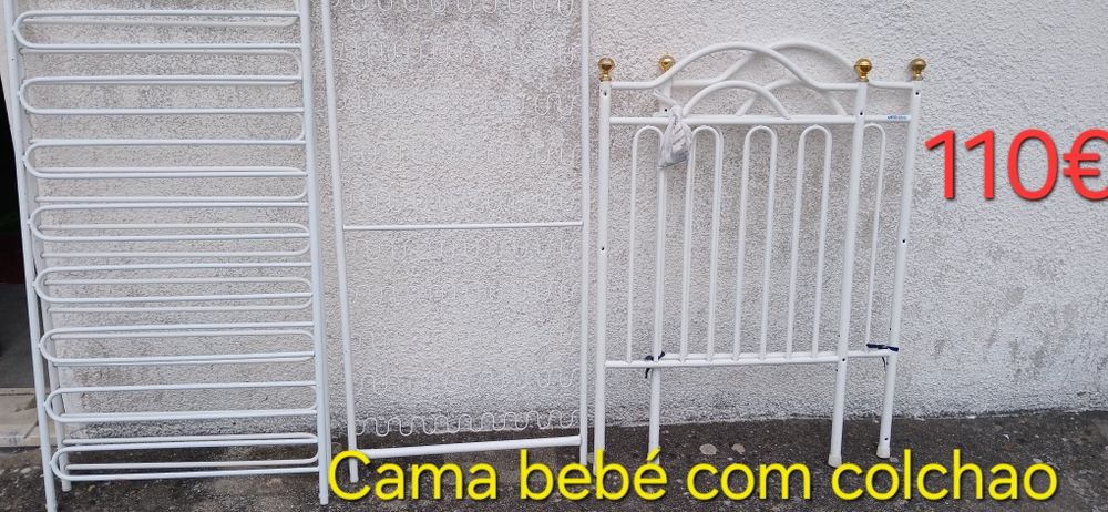 Cama de bebé com colchão em ferro