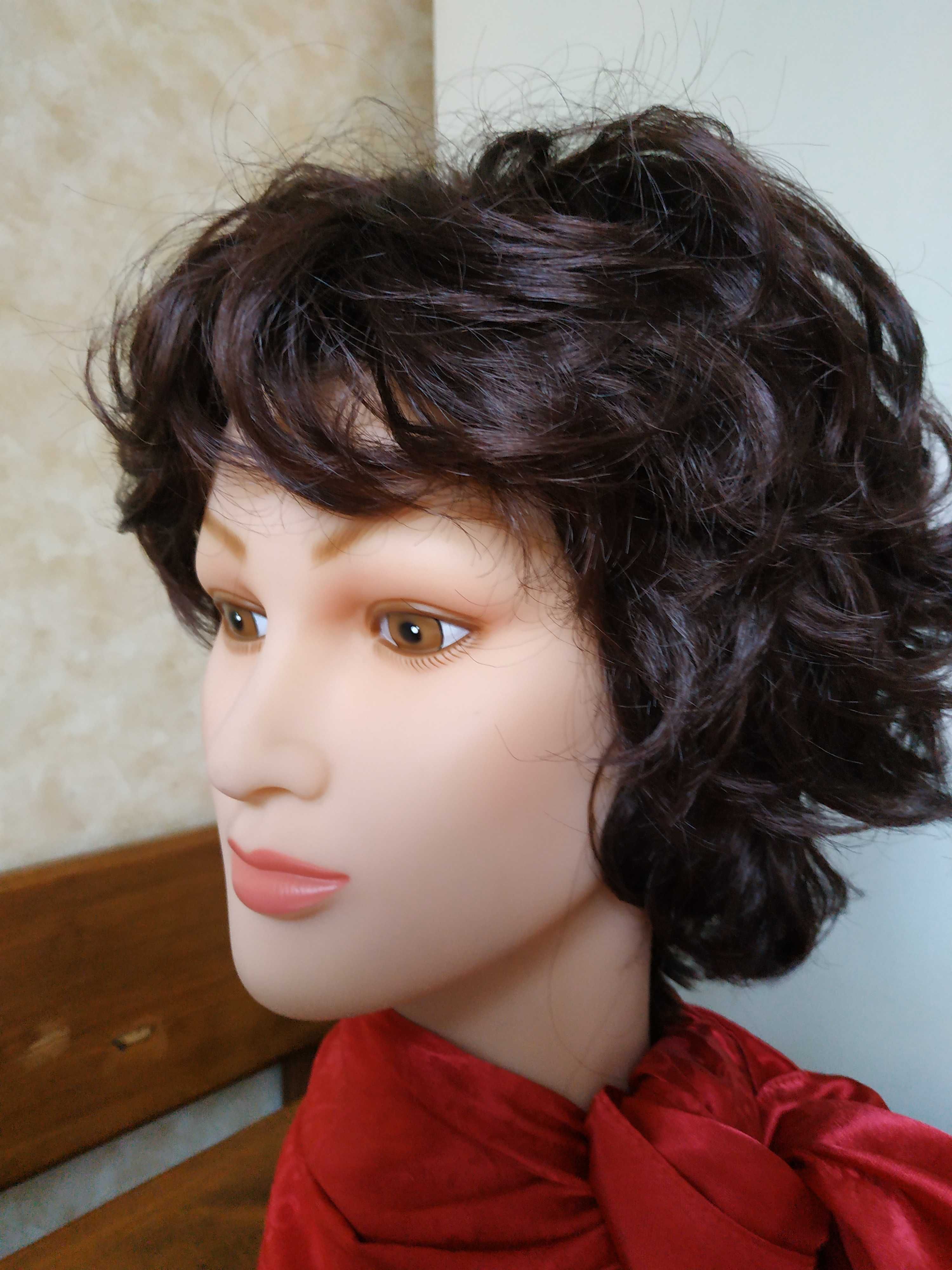 Гарна жіноча перука з чубчиком,темнокоричнева,коротке кучеряве волосся