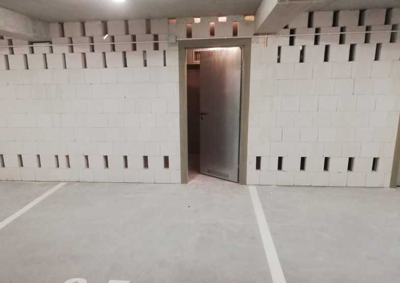 sprzedaż miejsca garażowego i komórki w garażu podziemnym.