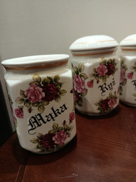 Śliczny zestaw pojemników kuchennych