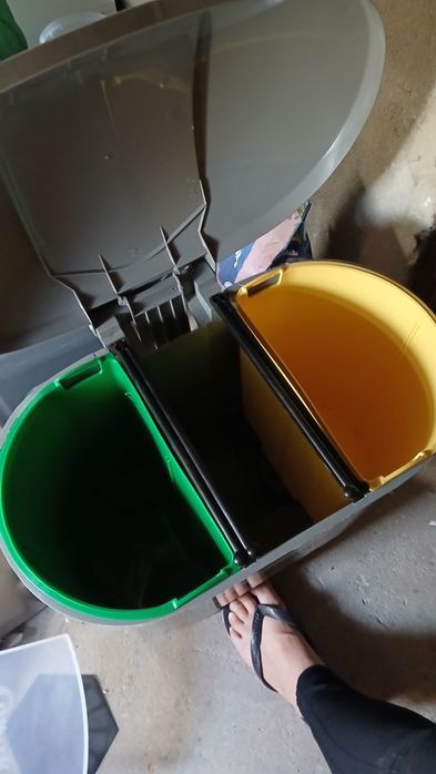 Caixote do lixo reciclagem em muito bom estado