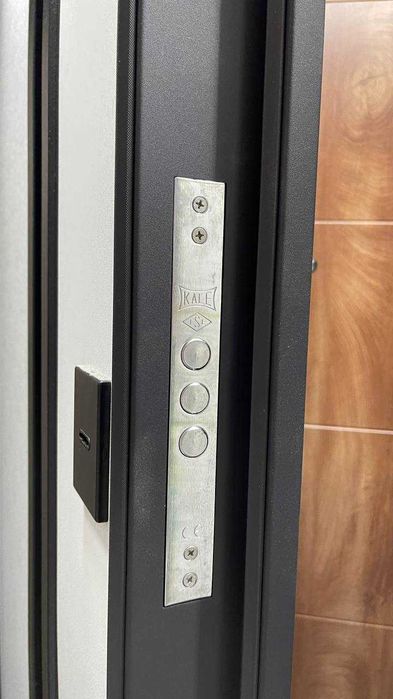 Якісні вхідні двері Abwehr 506 - RAL 7021T : в наявності