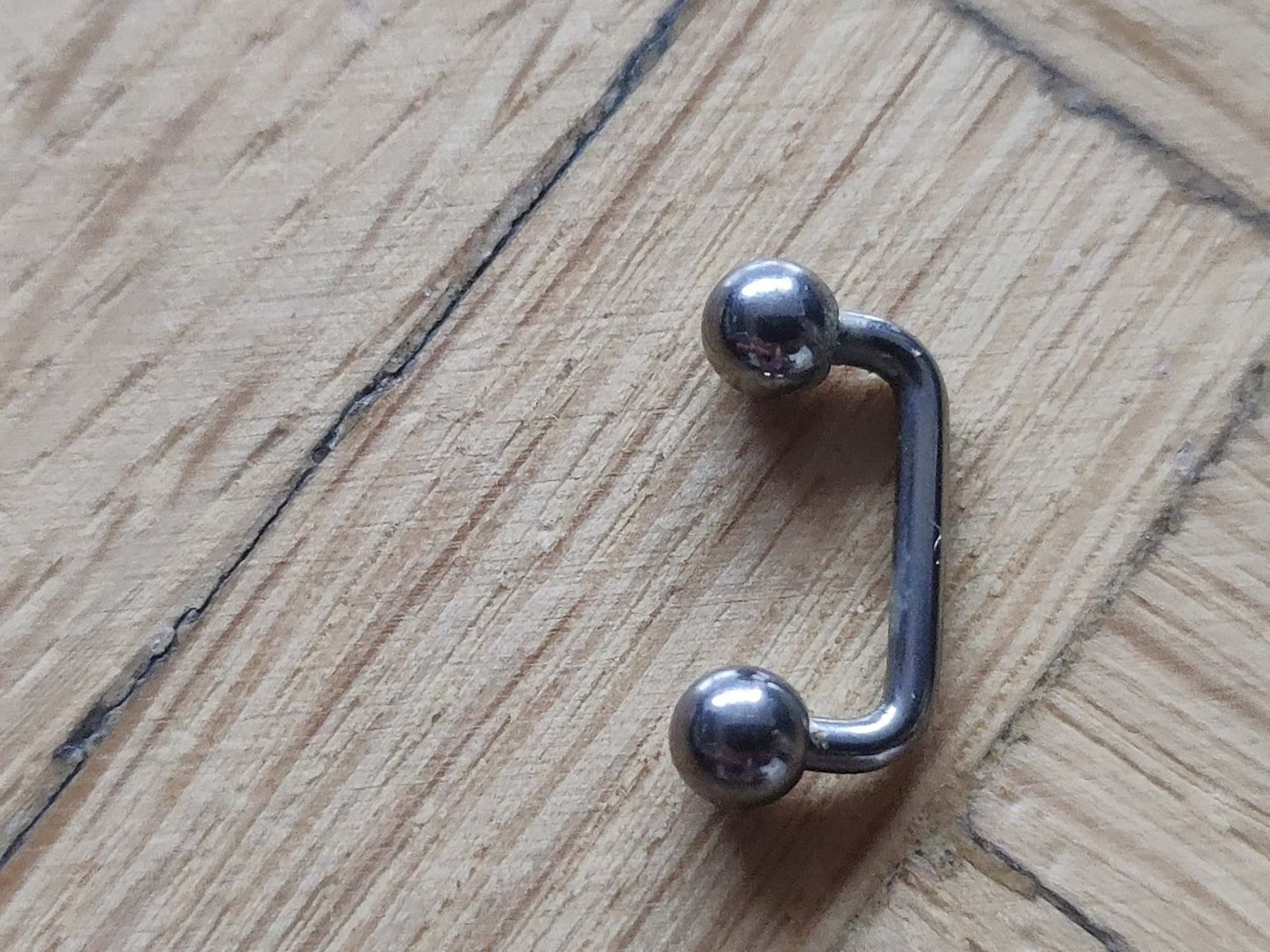 kolczyk surface powierzchniowy piercing