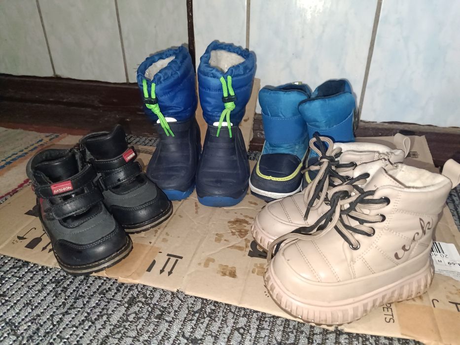 Взуття дитяче в гарному стані 
1 фото -150 грн
2 фото - 250 грн(сінсей