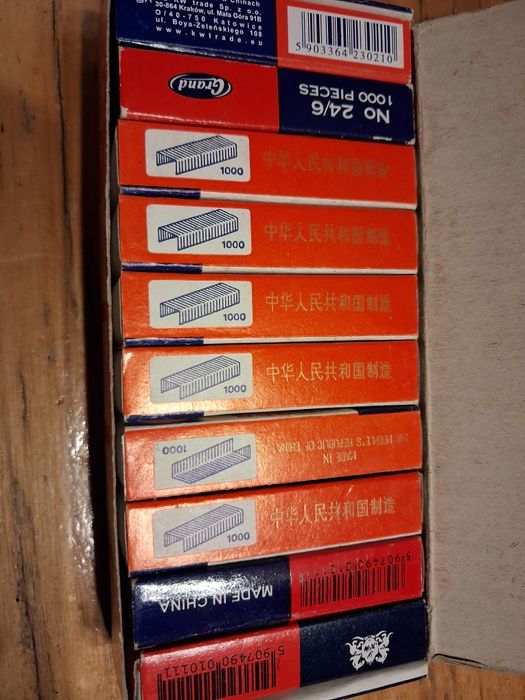 Artykuły biurowe: spinacze, zszywki, karteczki ,