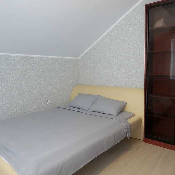 Продам сучасний будинок біля Києва в 10хв від метро Бориспільська. Газ