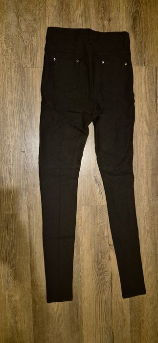 Czarne spodnie rurki M/L
Elastyczny materiał
Rozmiar z metki to L, wg