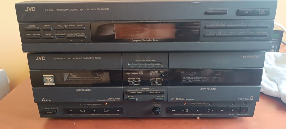 Zestaw JVC Tuner i magnetofon.