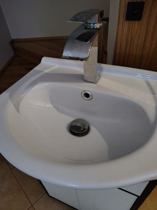 Szafka łazienkowa zlew bateria