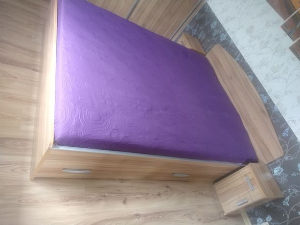 Łóżko z materacem i szafkami