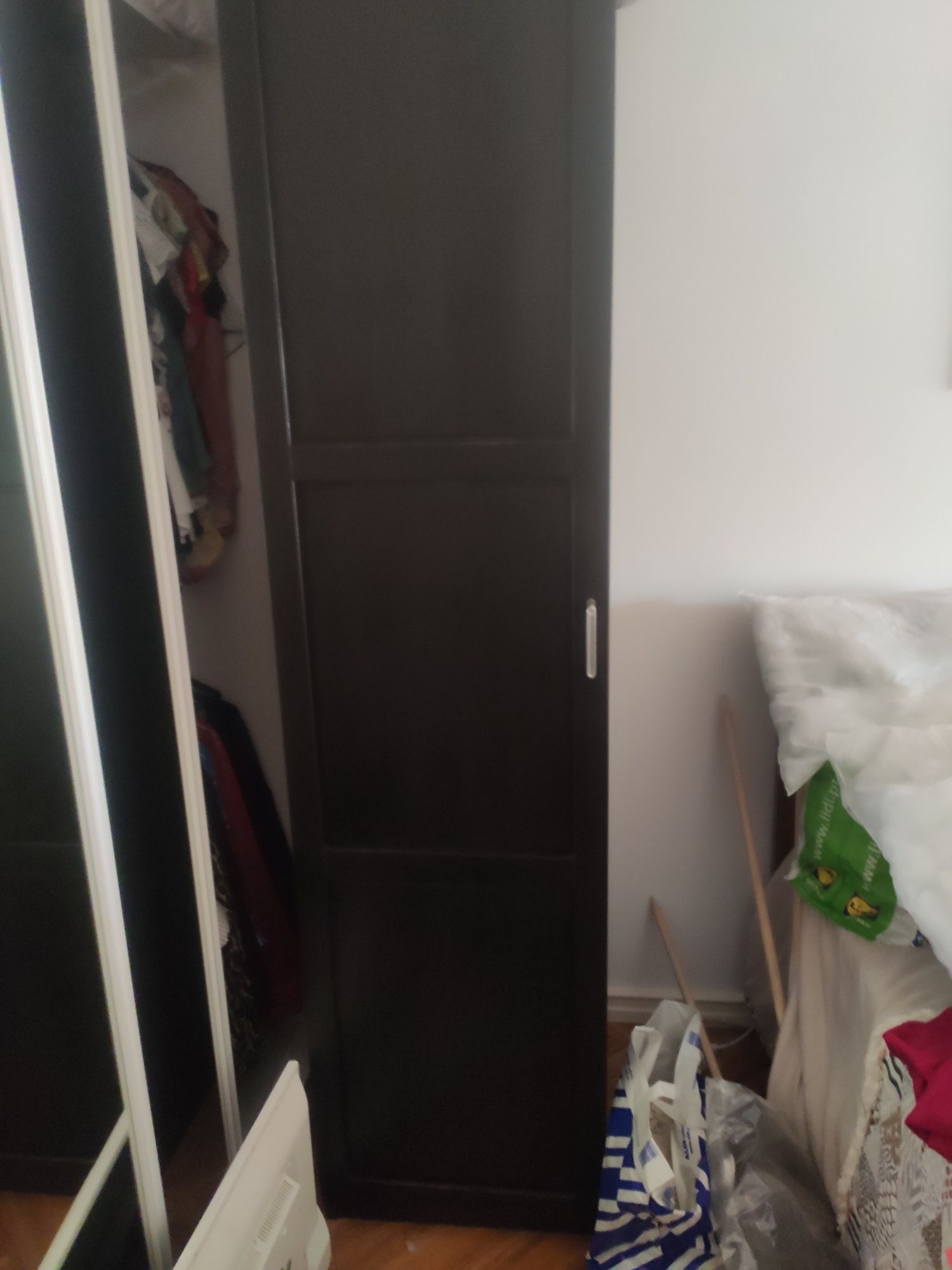 Roupeiro IKEA com uma porta um  cesto e uma prateleira