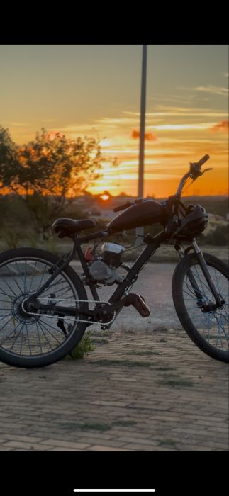 Motorizada 100cc anda muito barulho dela e de mota grande