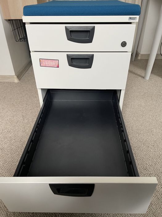 Szafka biurowa na kółkach - kontenerek Kinnarps z siedziskiem