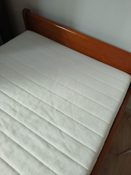 Cama de solteiro com colchão em muito bom estado