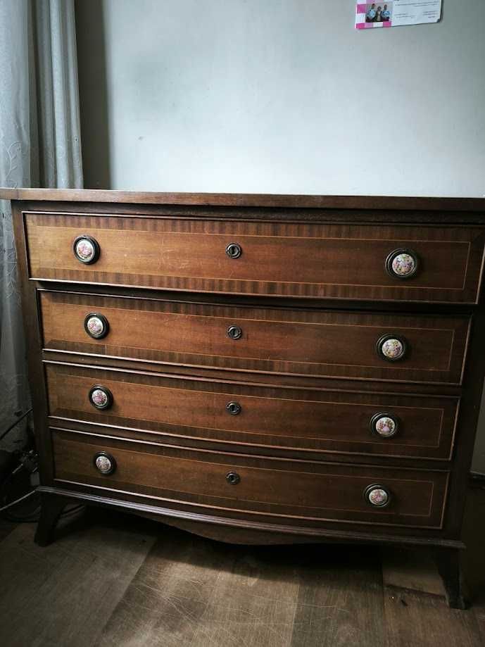Recheio de casa com vários moveis estilo império