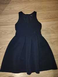 Czarna elegancka prążkowana sukienka