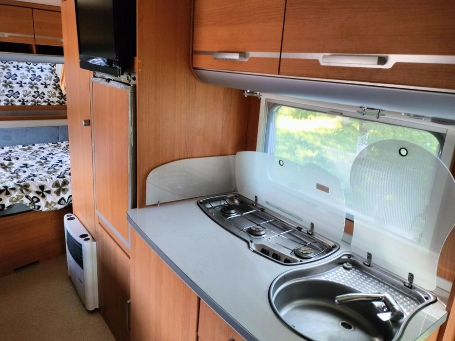 Przyczepa kempingowa WILK przedsionek ciepła woda 6 osobowa