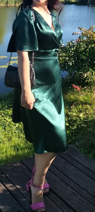 Дуже красива смарагдова сукня на запах