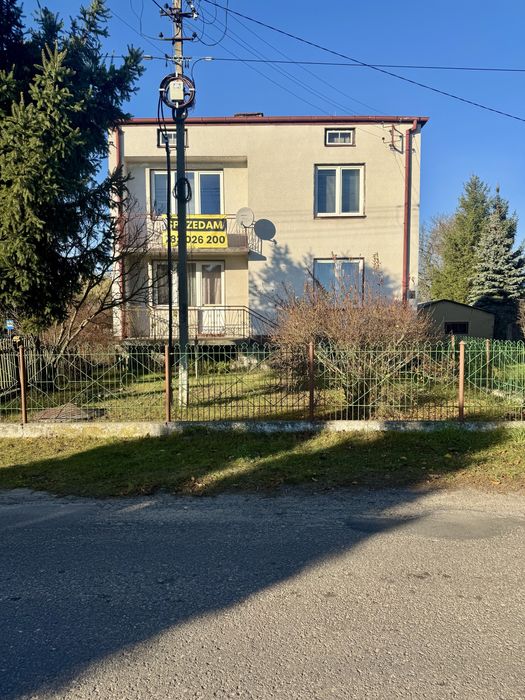 Piętrowy dom z budynkami gospodarczymi