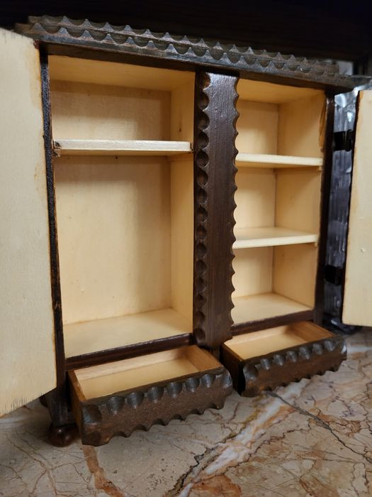 Ręcznie wykonana i malowana miniatura szafy szafa