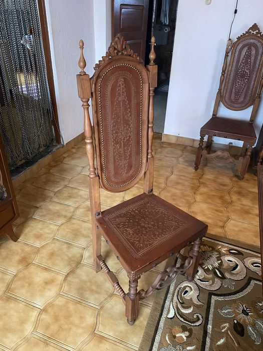 Venda de Estante de madeira com mesa e cadeiras