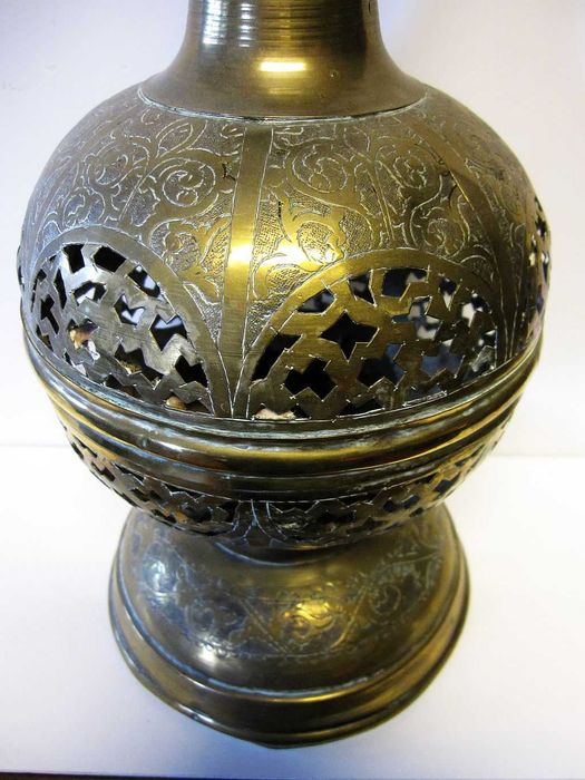 grande antigo pé de candeeiro oriental lindamente elaborado