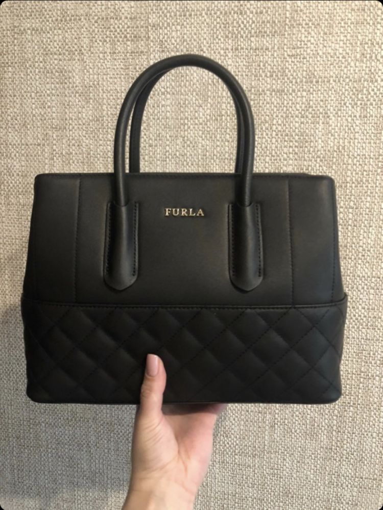 Чорна сумка Furla