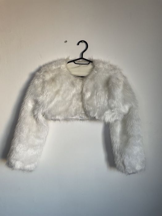 Białe futerkowe bolerko futerko