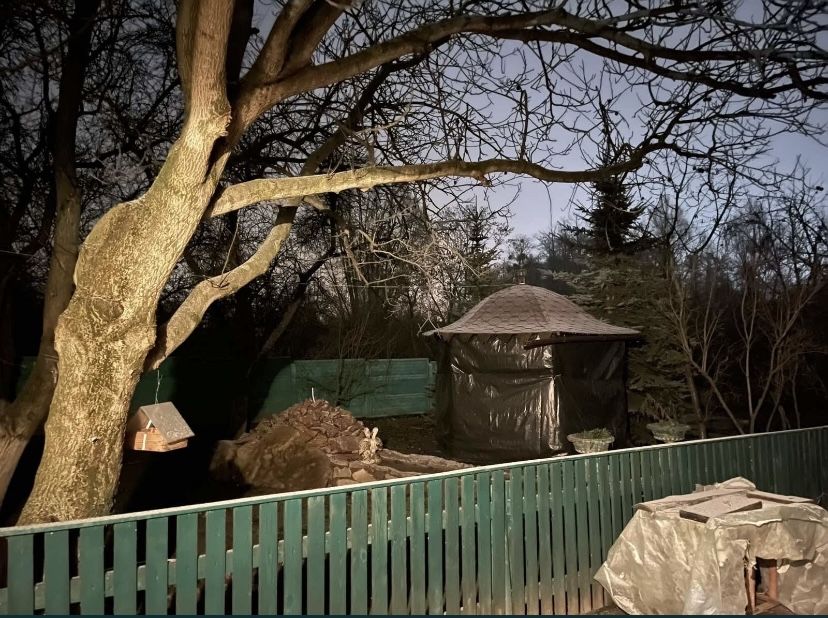 Продається окремий будинок в пригороді.