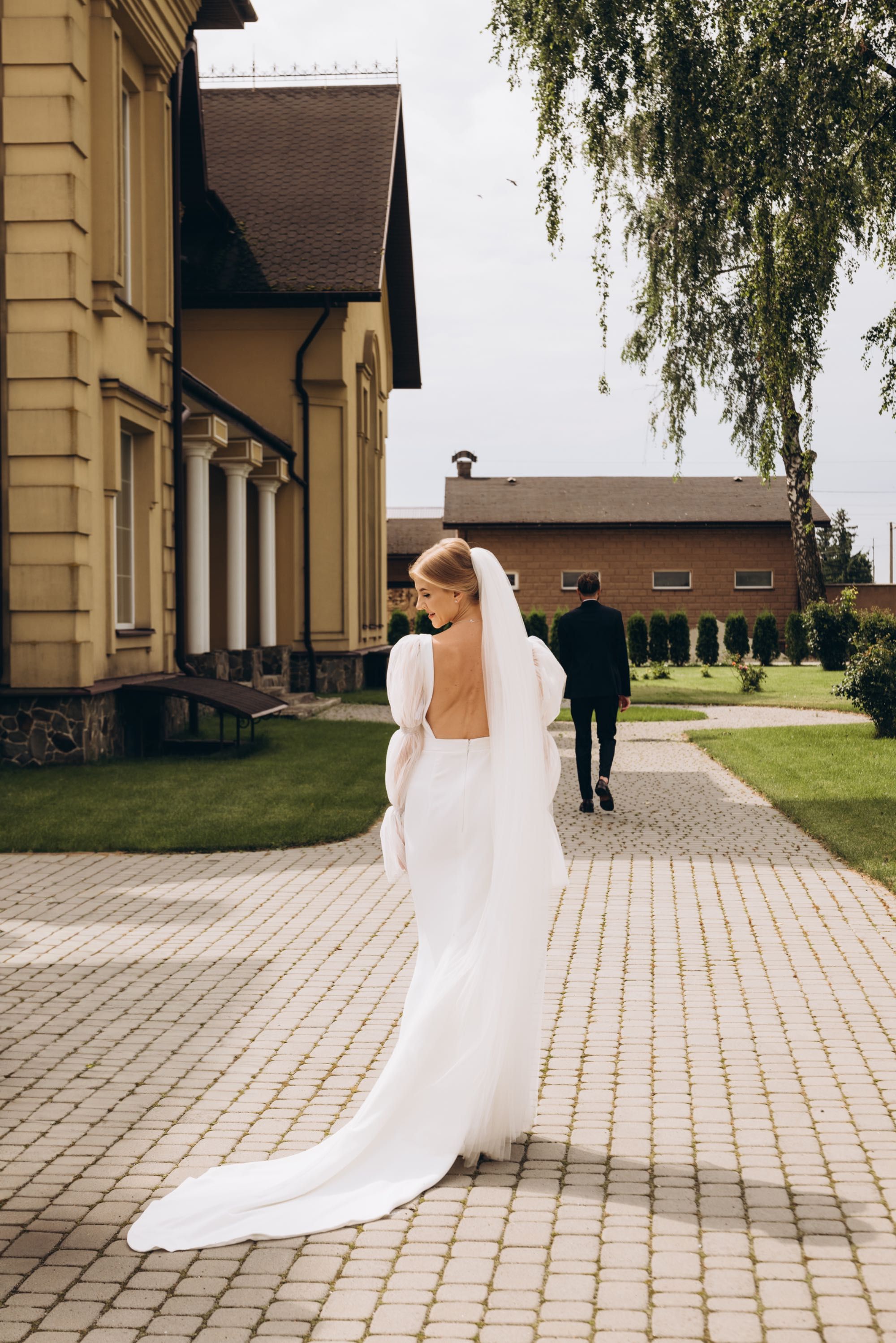 Ślubna sukienka  w kolorze ivory