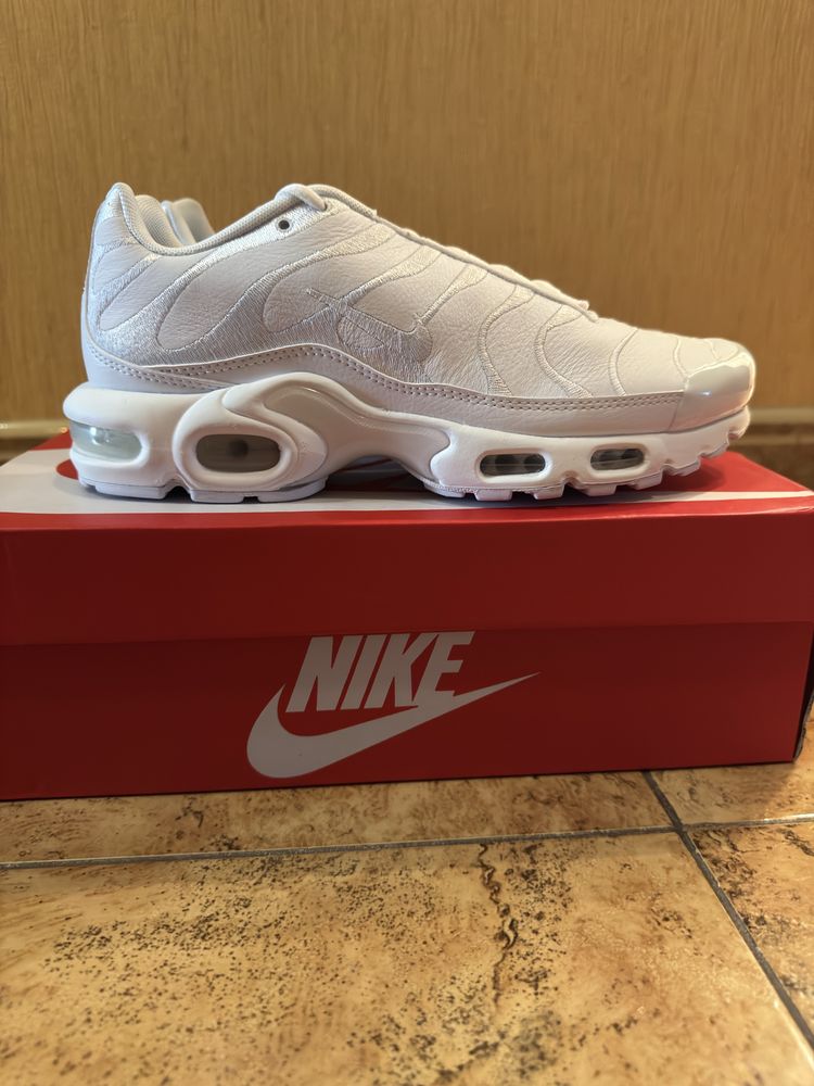 Кросівки унісекс NIKE AIR MAX PLUS WHITE AJ2029-100
