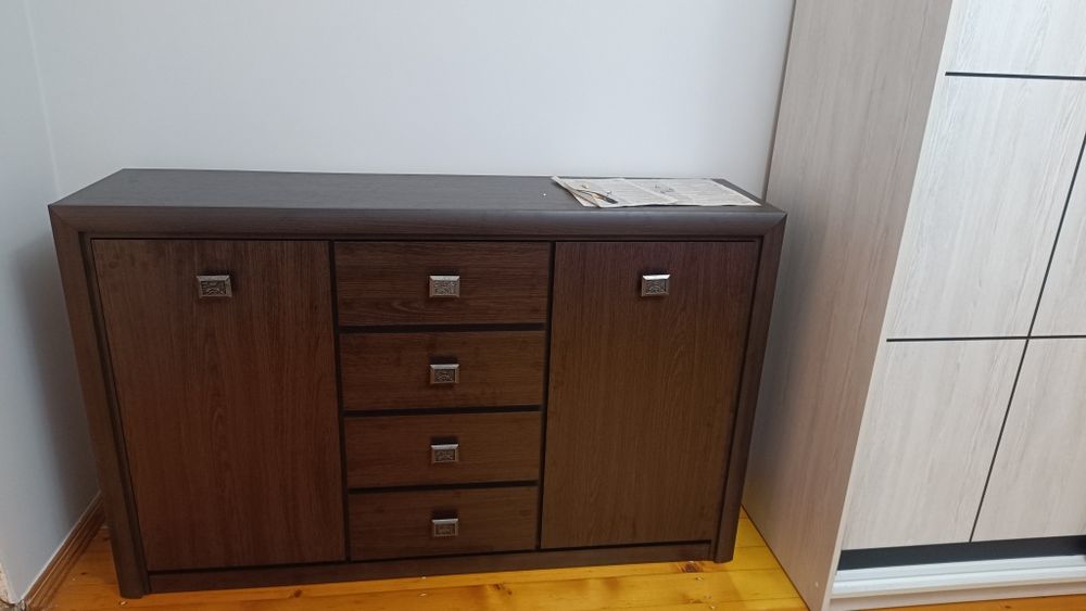 Збірка меблів шафи-купе, комоди, ліжка і тому подібне