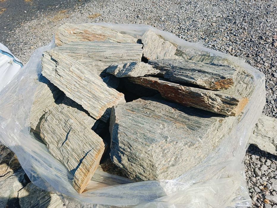 Kamień dekoracyjny - głazy Gnejsowe kora kamienna