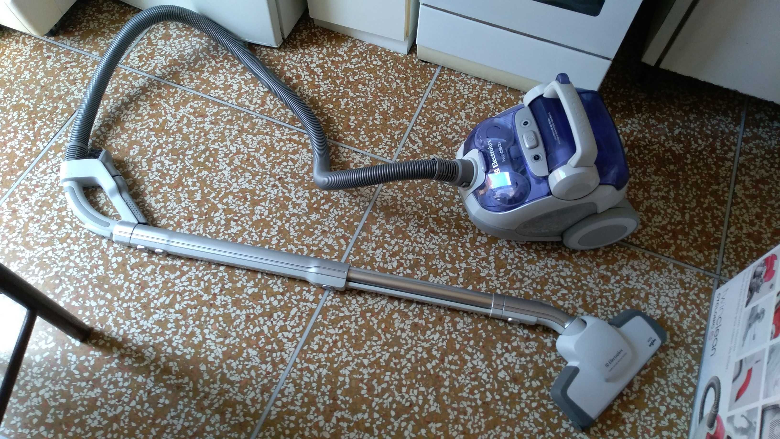 вакуумный - циклонный пылесос Electrolux TwinClean Cyclonic CM2
