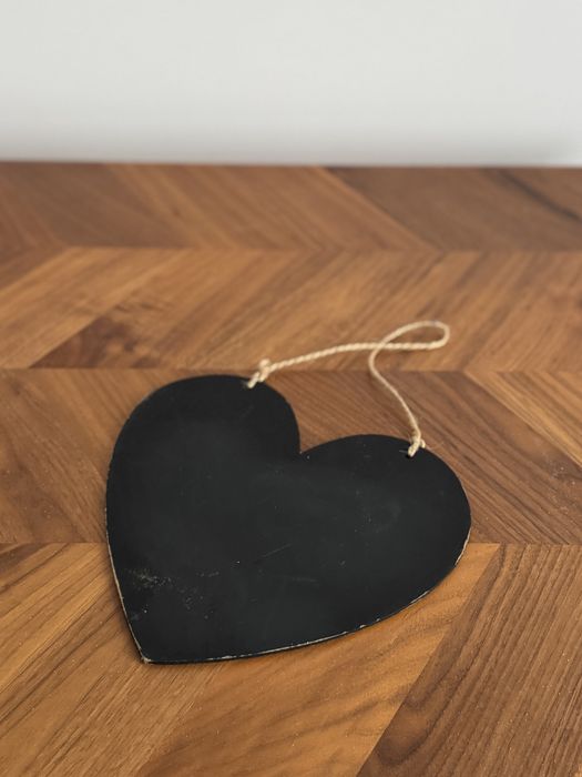 Czarna drewniana zawieszka serce tablica kredowa 20x24 cm, używana
