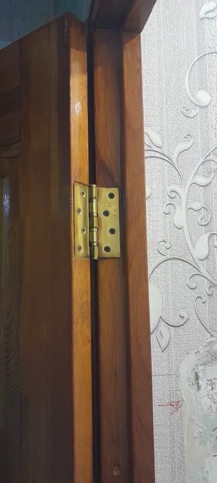 Дерев'яні двері.