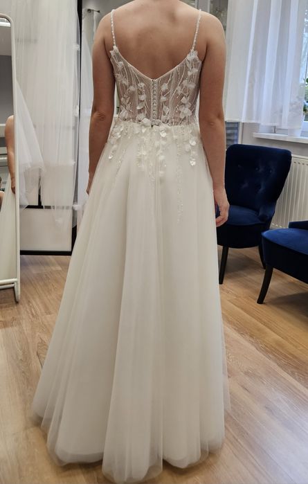 Suknia ślubna dekolt V wyszywana kwiaty talia + długi welon  Michalak