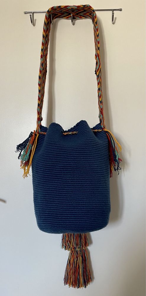 Mala artesanal Wayuu azul escura