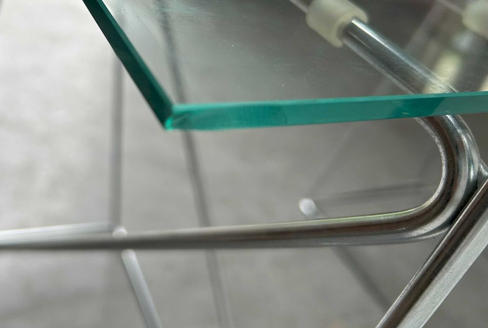 Szklane biurko bauhaus na chromowanej podstawie