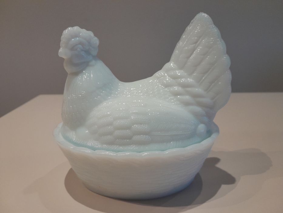 Kultowa kura z porcelany