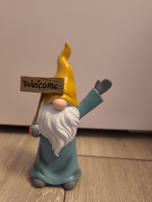 Krasnal ceramiczny żółto niebieski z znakiem w rękach