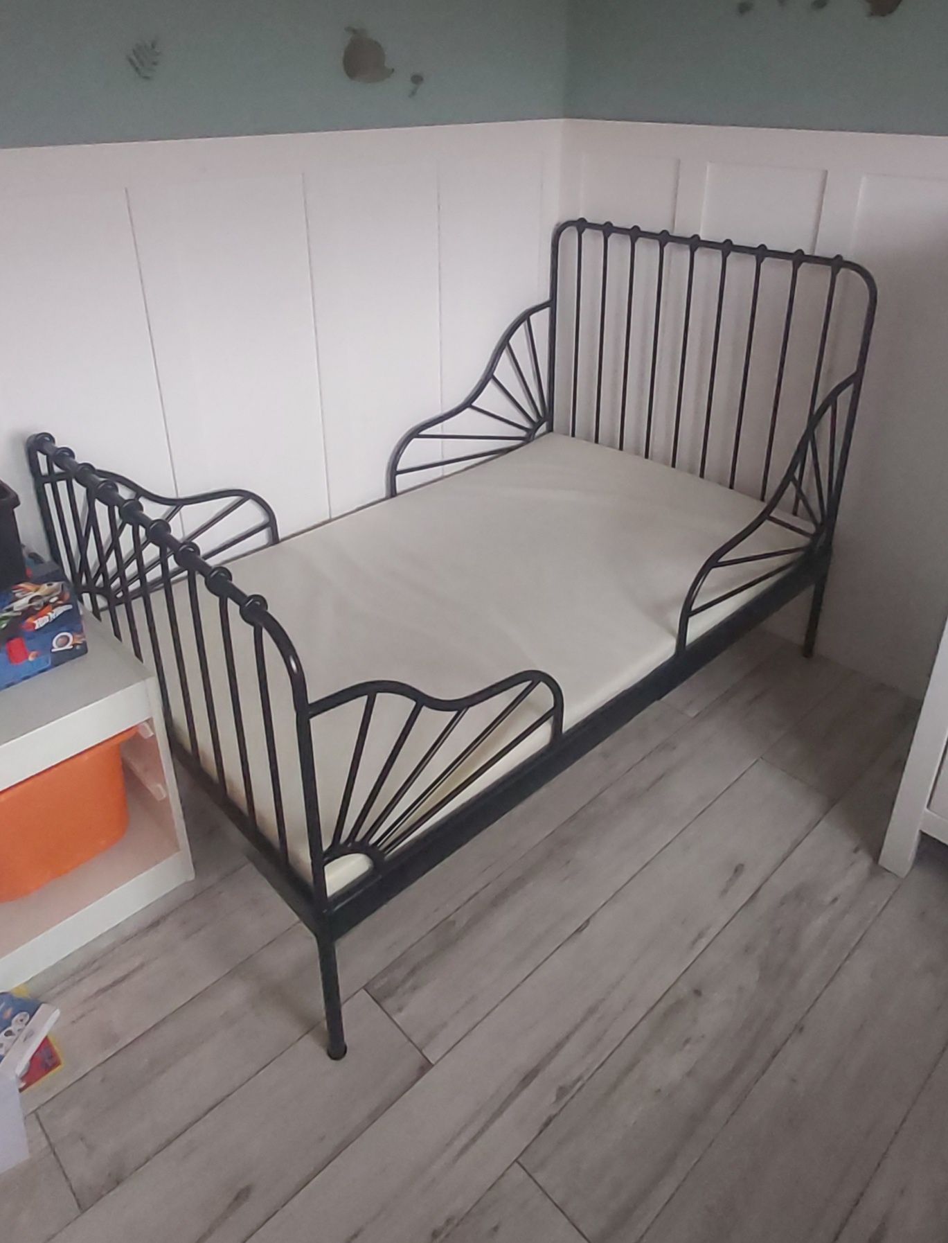 Łóżko dziecięce Minnen Ikea czarne rozsuwane rosnące razem z dzieckiem