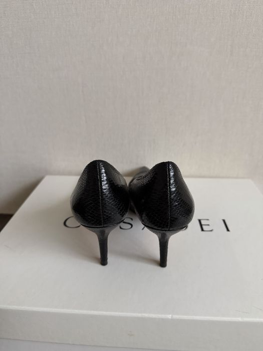 Елегантні чорні човники з фактурою під рептилію