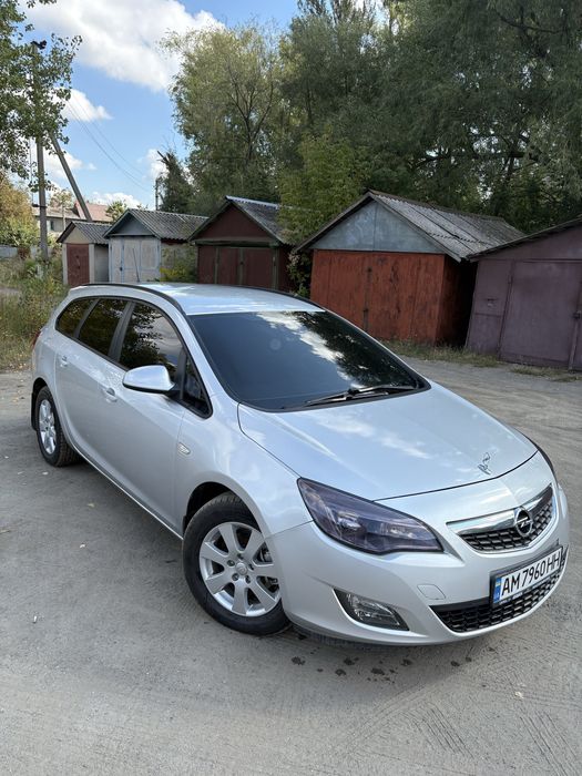 Опель астра J 2012 року