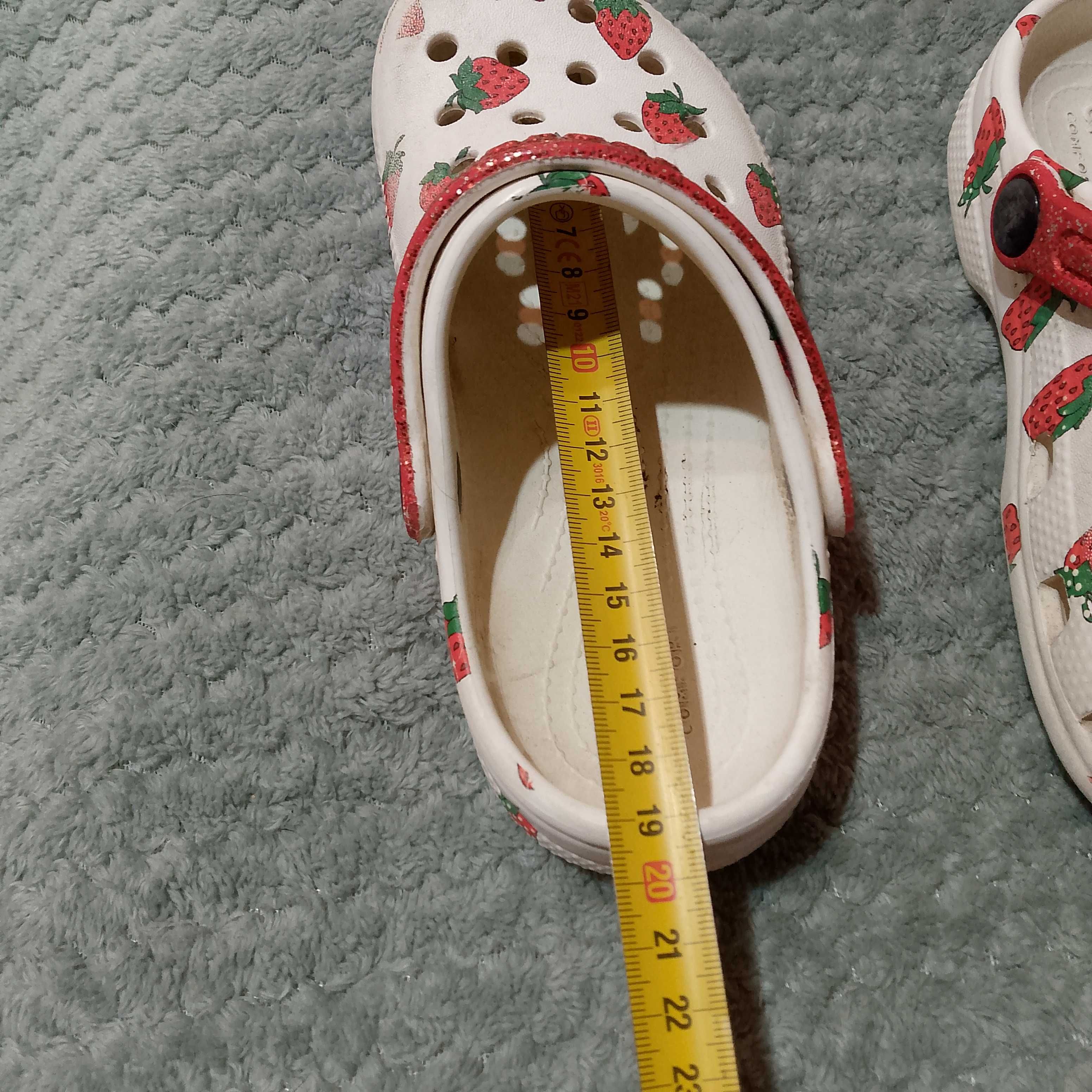 Klapki piankowe w truskawki crocs rozm 12