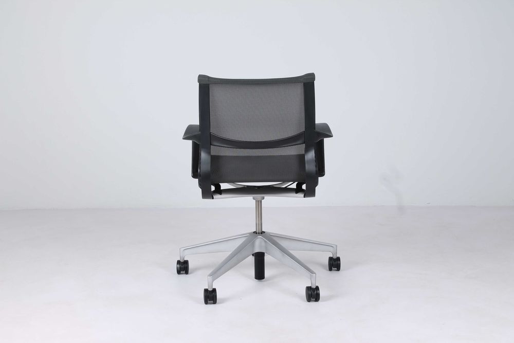 Cadeira modelo SETU da Herman Miller