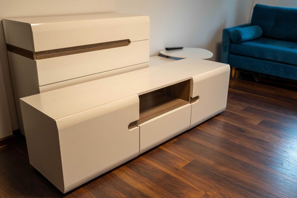 Meble do salonu: komoda, szafka pod telewizor, szafka kostka, stolik