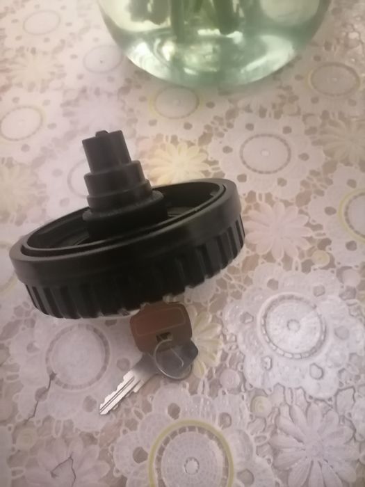 Продам крышку топливную новую с замком и ключами