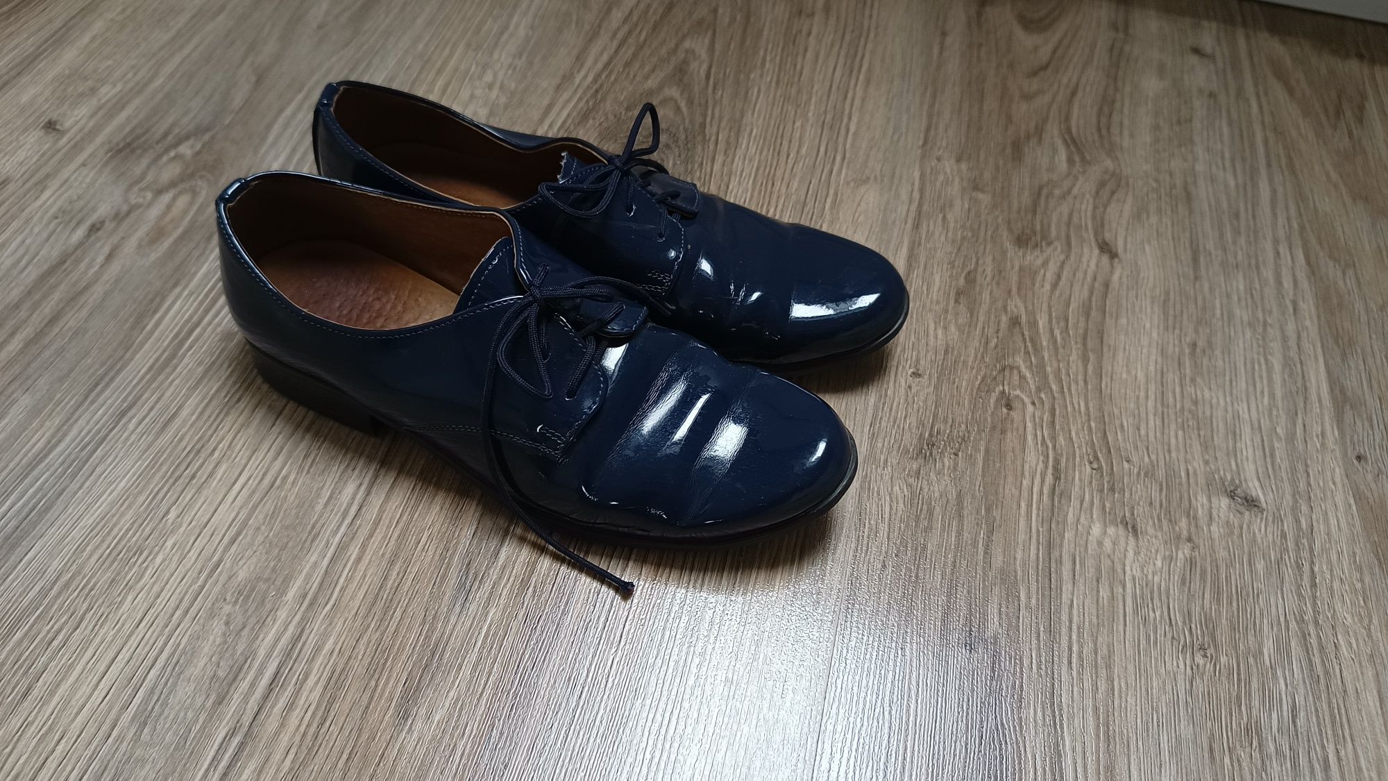 Eleganckie lakierowane buty do komuni niebieskie 36